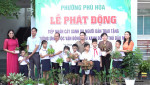 Học sinh Tiểu học phường Phú Hòa trao tặng cây