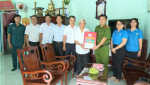 Đoàn lãnh đạo thành phố Thủ Dầu Một thăm, tặng quà các gia đình chính sách tiêu biểu trên địa bàn