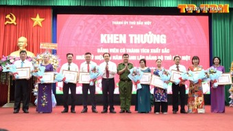 Thành phố Thủ Dầu Một tổ chức Trao khen thưởng đảng viên có thành tích xuất sắc nhân Kỷ niệm 75 năm thành lập Đảng bộ Thủ Dầu Một