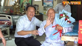 Bí thư Thành ủy Nguyễn Văn Đông đến nhà thăm Đảng viên lão thành cách mạng qua các thời kỳ