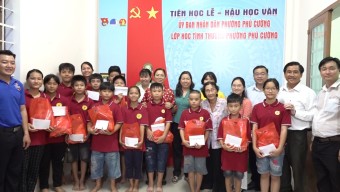 Lãnh đạo HĐND TP Thủ Dầu Một thăm tặng quà trung thu cho học sinh lớp học tình thương