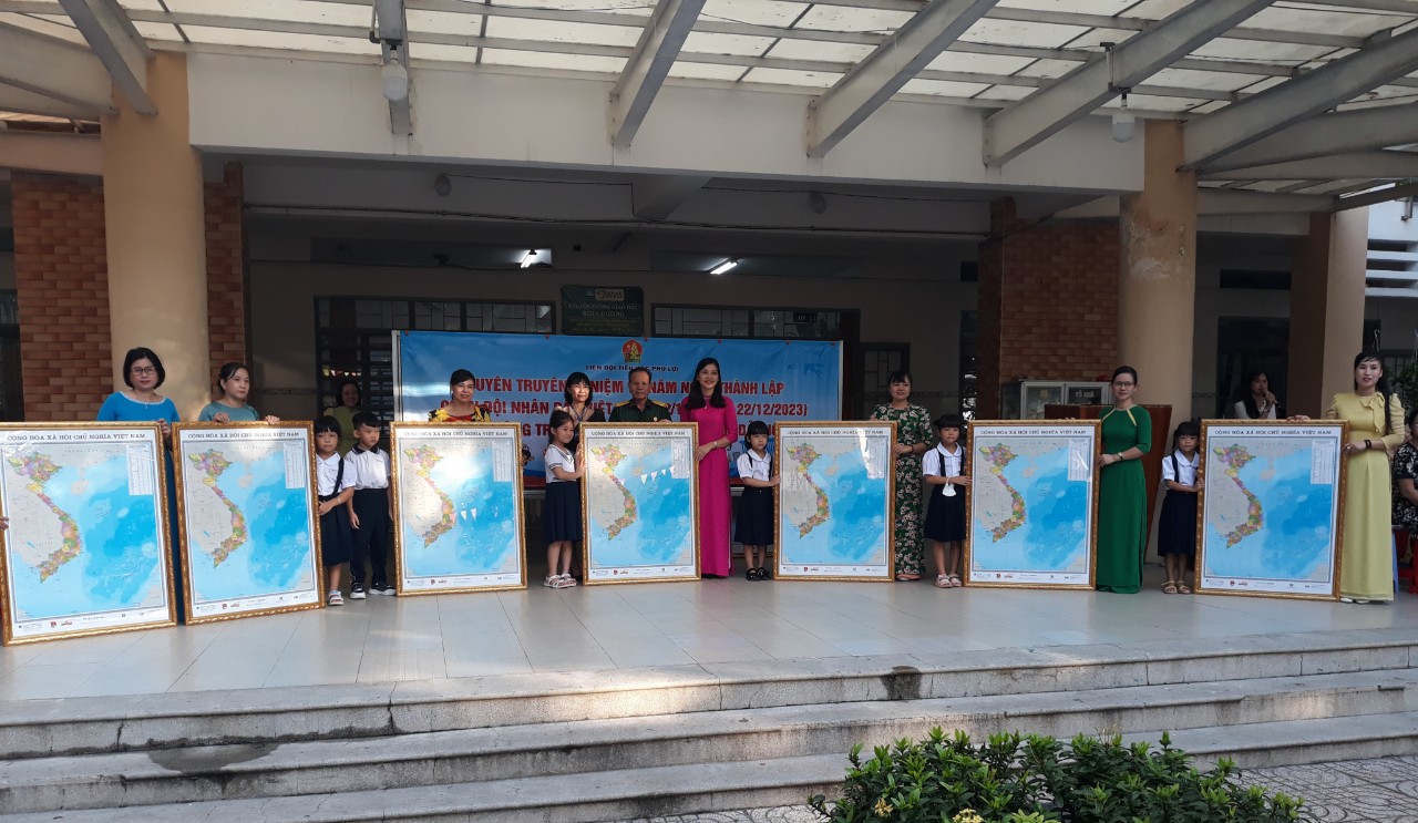 CCB phường phối hợp Liên đội trường THPL Trao tặng bản đồ Việt Nam cho các chi Đội treo bản đồ VN tại lớp học