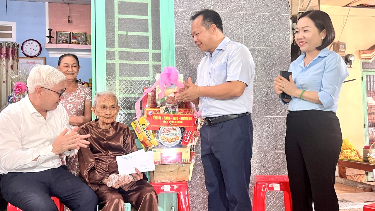 Đoàn lãnh đạo tỉnh thăm, tặng quà gia đình chính sách, người có công trên địa bàn thành phố Thủ Dầu Một