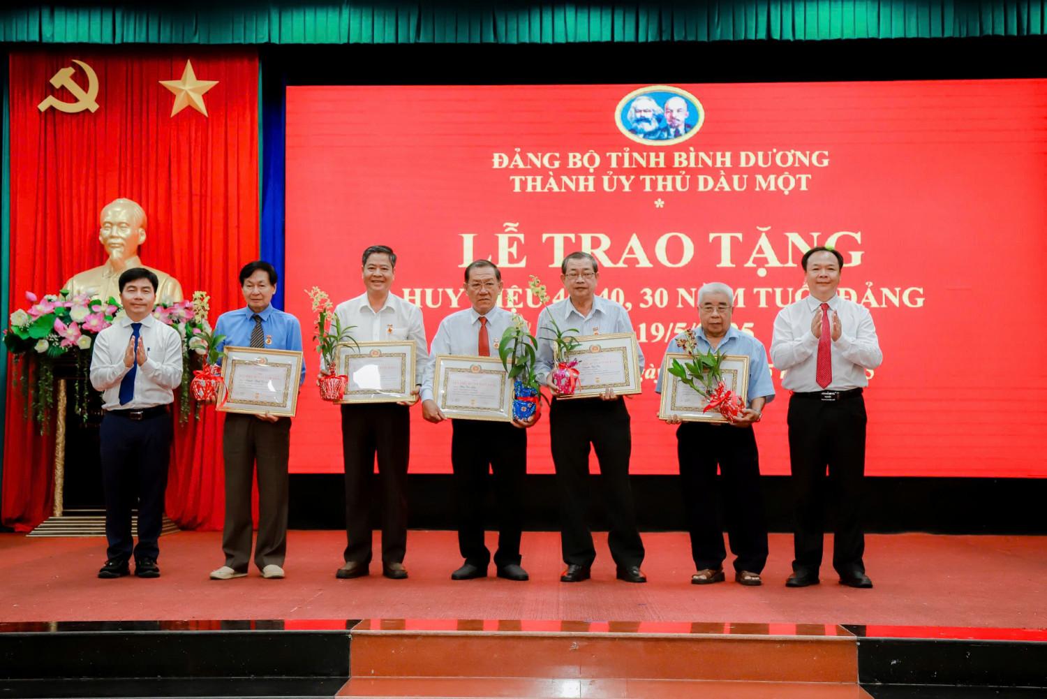 Thành ủy Thủ Dầu Một tổ chức họp mặt kỷ niệm 135 năm Ngày sinh Chủ tịch Hồ Chí Minh