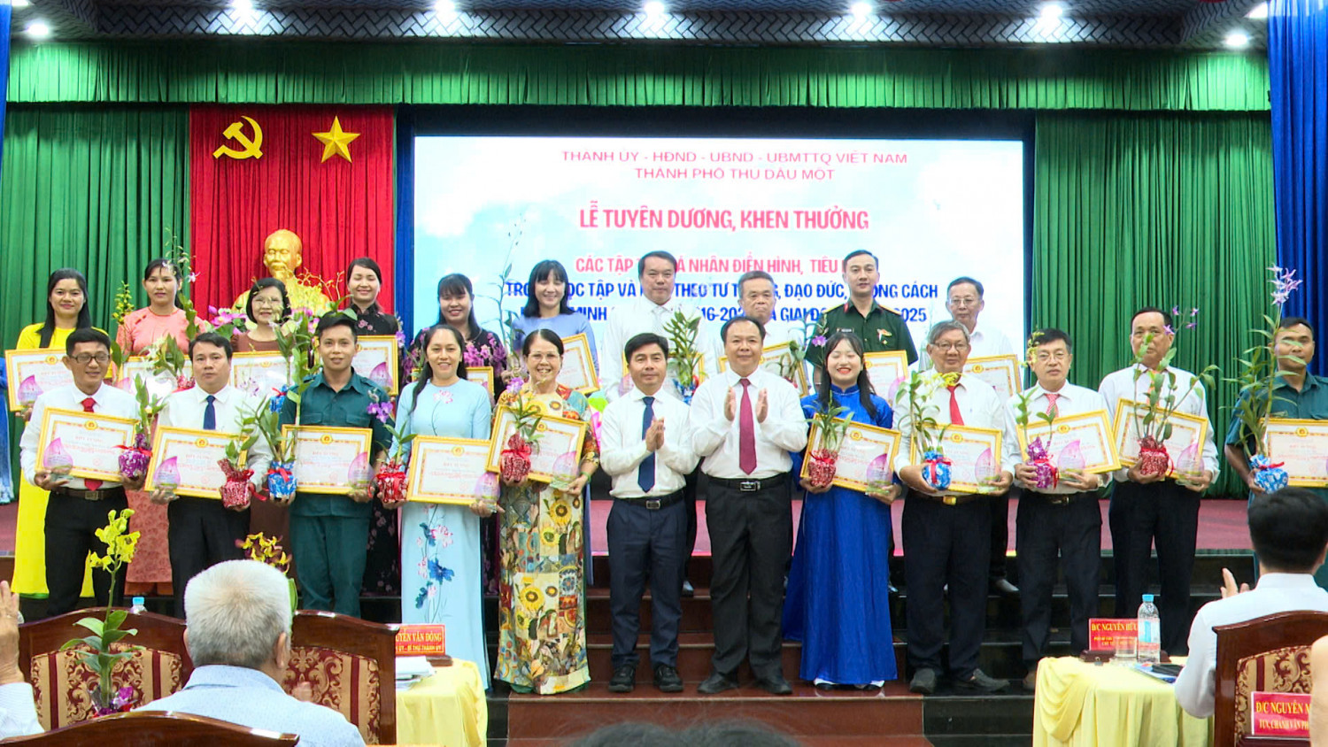 Thành ủy Thủ Dầu Một tổ chức họp mặt kỷ niệm 135 năm Ngày sinh Chủ tịch Hồ Chí Minh
