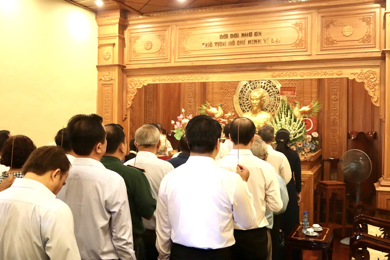 Thành ủy Thủ Dầu Một dâng hương tưởng niệm Chủ tịch Hồ Chí Minh nhân kỷ niệm 135 năm Ngày sinh của Bác 19/5/1890 – 19/5/2025
