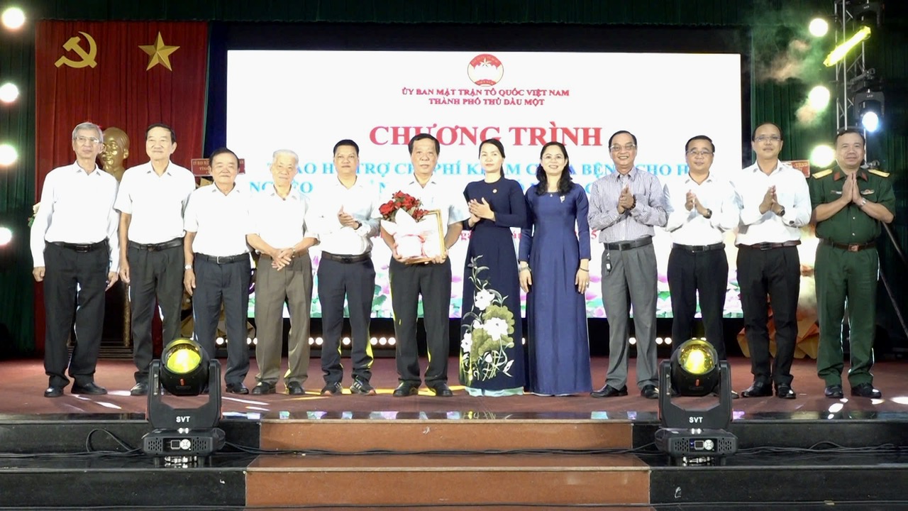 UBMTTQ Việt Nam thành phố Thủ Dầu Một trao Hỗ trợ chi phí khám chữa bệnh cho hộ nghèo, hộ cận nghèo, hộ có hoàn cảnh đặc biệt khó khăn trên địa bàn