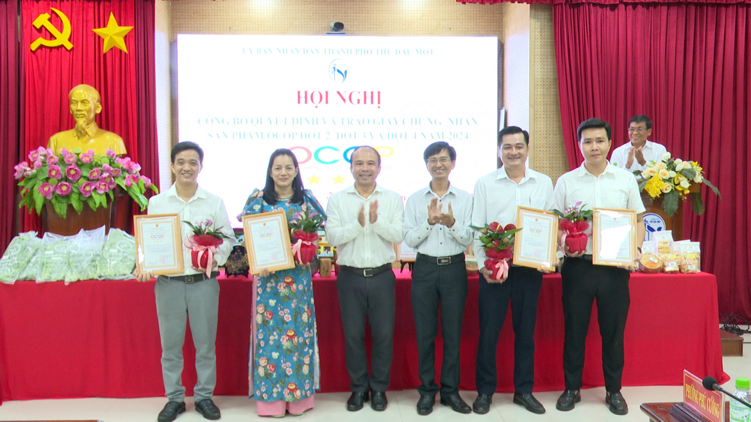 HINH 01 tp tdm trao chung nhan san pham ocop 3 sao