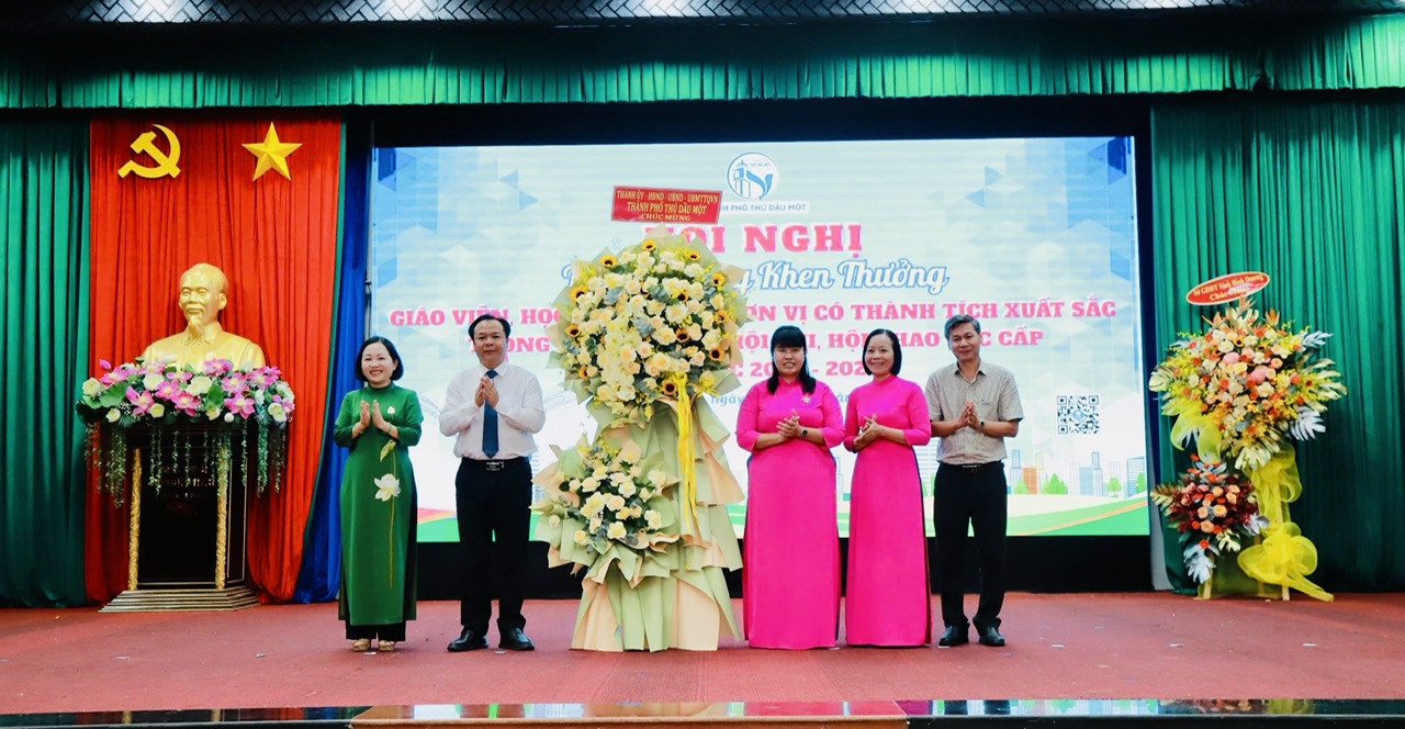 Hội nghị Tuyên dương, khen thưởng giáo viên, học sinh và các đơn vị có thành tích xuất sắc trong các cuộc thi, hội thi, hội thao các cấp