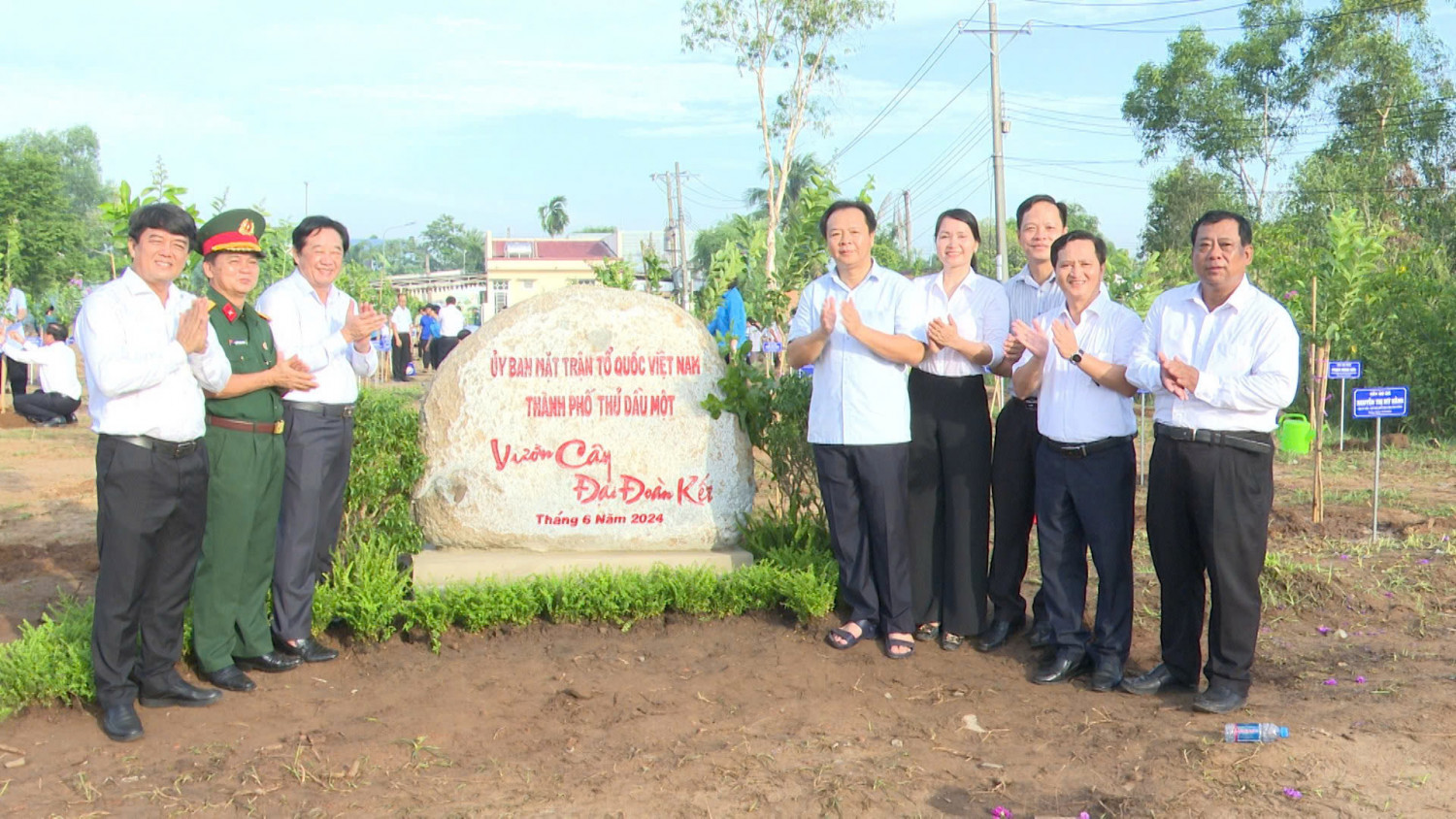 hinh 02 UBMTTQ VN thanh pho Thu Dau Mot ra mat vuon cay Dai doan ket