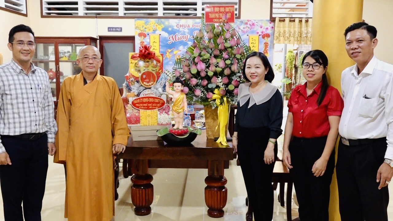 Lãnh đạo thành phố Thủ Dầu Một thăm, chúc mừng các chùa, tịnh xá, thiền viện nhân lễ Phật Đản