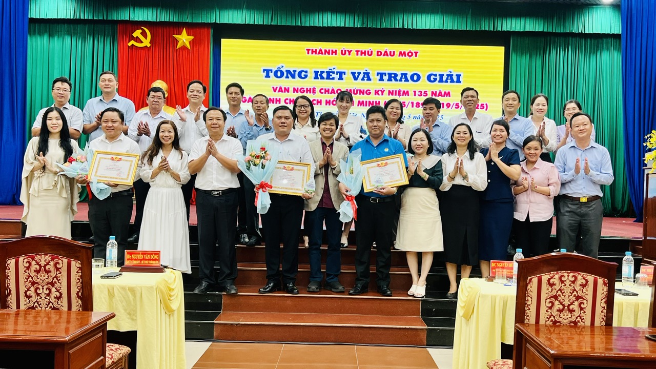 Thành phố Thủ Dầu Một trao giải tại hội thi văn nghệ chào mừng kỷ niệm 135 năm ngày sinh Chủ tịch Hồ Chí Minh