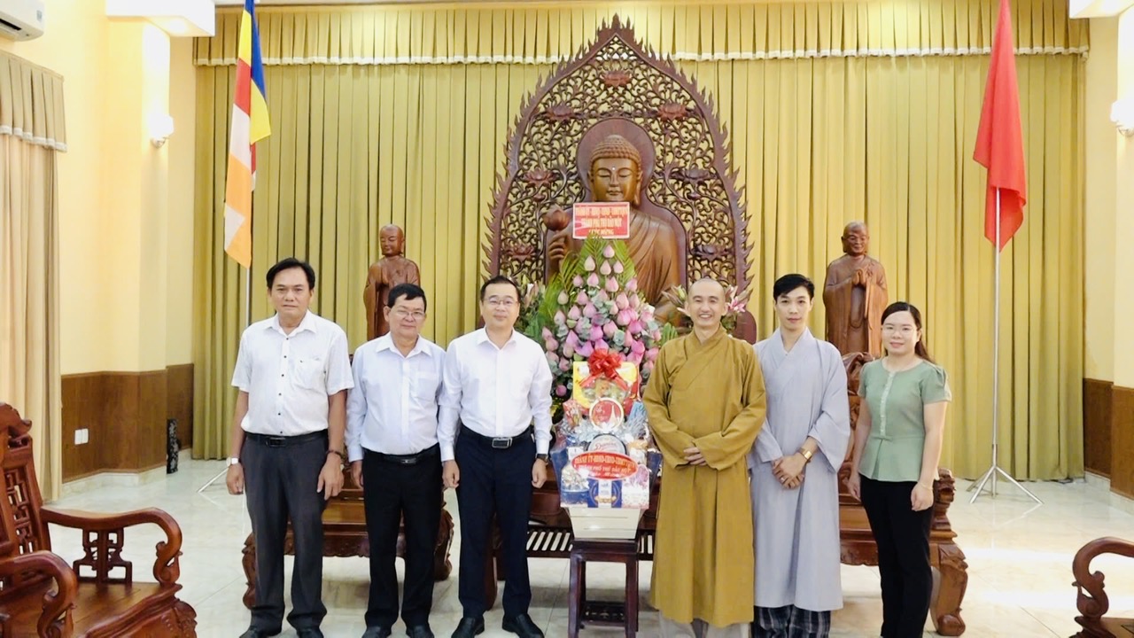 Đoàn lãnh đạo thành phố Thủ Dầu Một thăm hỏi, chúc mừng các chùa nhân mùa lễ Phật Đản năm 2025