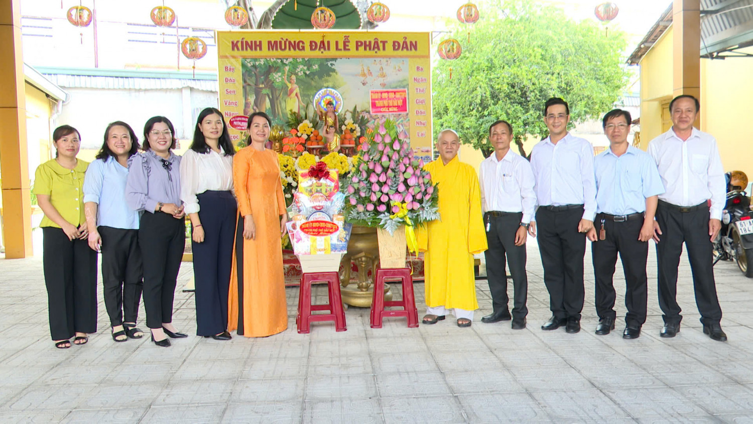 Lãnh đạo thành phố Thủ Dầu Một thăm, chúc mừng các chùa, tịnh xá, thiền viện nhân lễ Phật Đản 2025