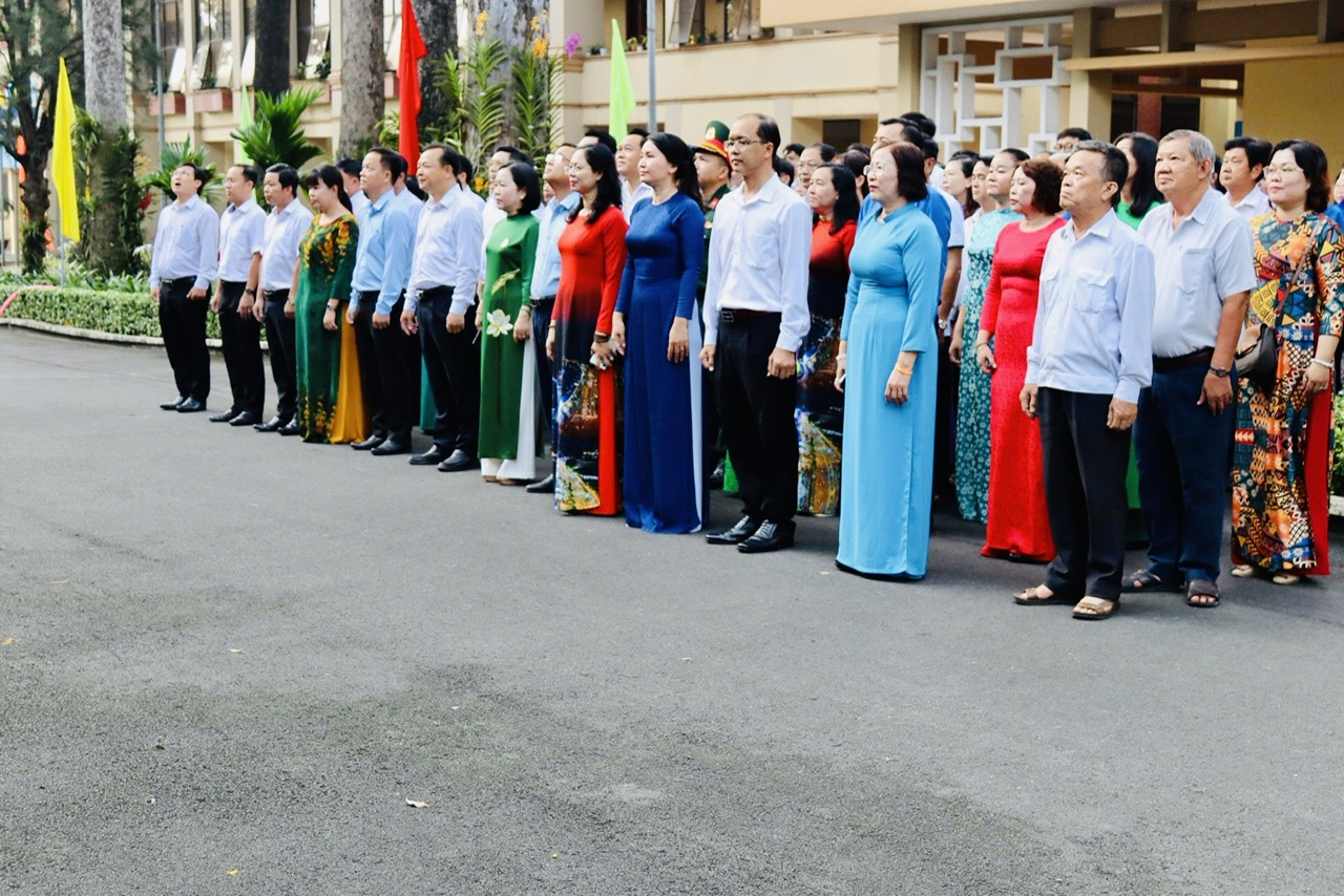 TP Thủ Dầu Một chào cờ đầu tháng và chương trình Cà phê sáng cùng trao đổi với cán bộ, công chức, viên chức