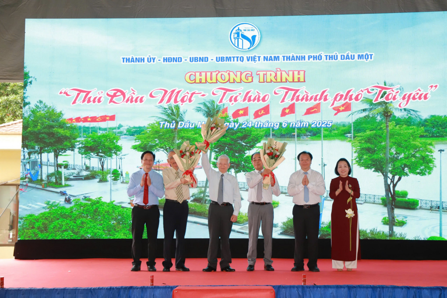 “Thủ Dầu Một- Tự hào thành phố tôi yêu” tri ân gần 1.200 cán bộ lãnh đạo, công chức, viên chức, người lao động, tổ chức, cá nhân và nhân dân