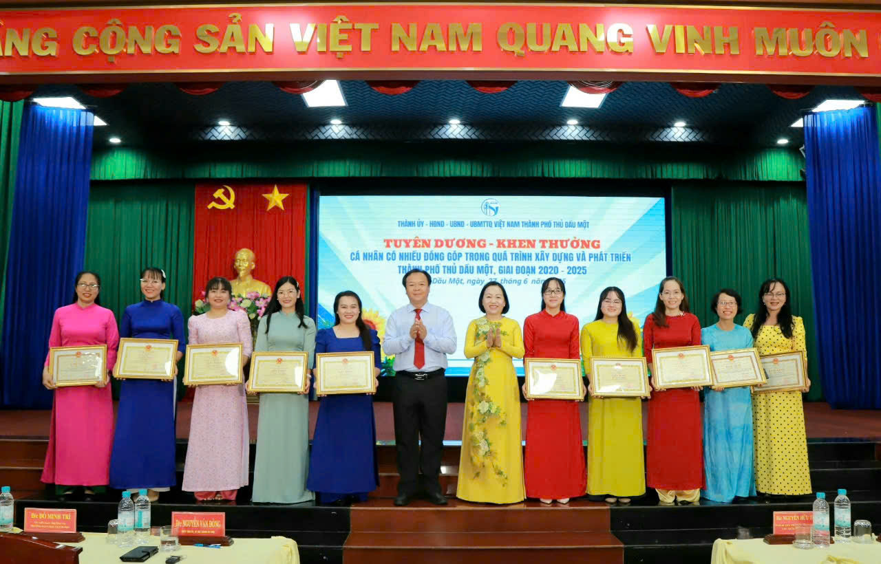 TP Thủ Dầu Một tổ chức biểu dương, khen thưởng 1.906 tập thể, cá nhân