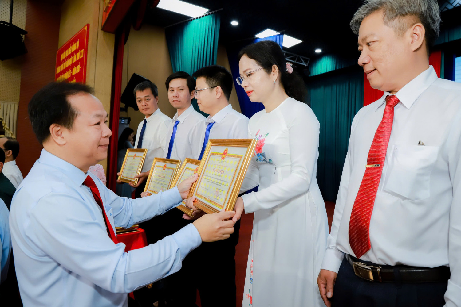 Thành ủy, UBND Thủ Dầu Một khen thưởng cán bộ công chức, viên chức, người lao động và nhân dân trên địa bàn