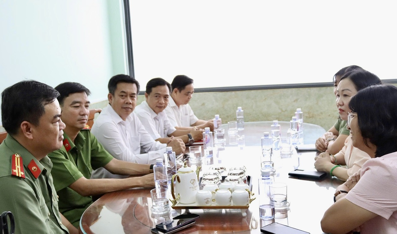 Bí thư phường Thủ Dầu Một khảo sát trụ sở làm việc Công an phường