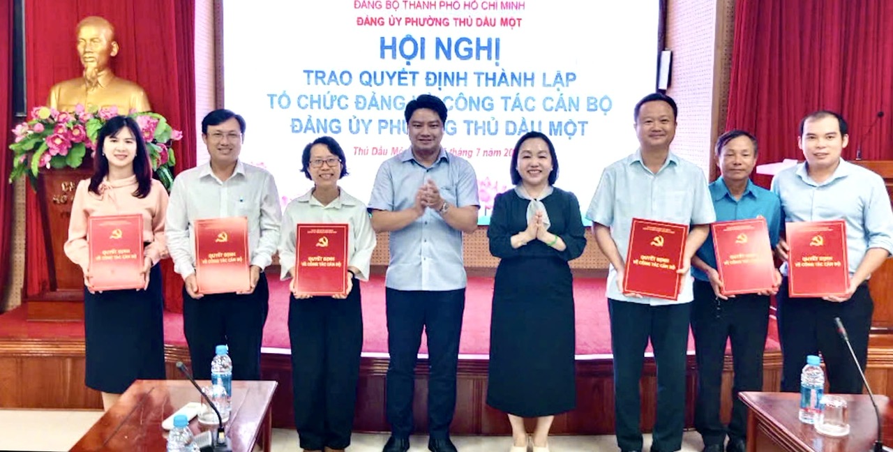 Hội nghị trao quyết định thành lập tổ chức Đảng và công tác cán bộ Đảng ủy phường Thủ Dầu Một