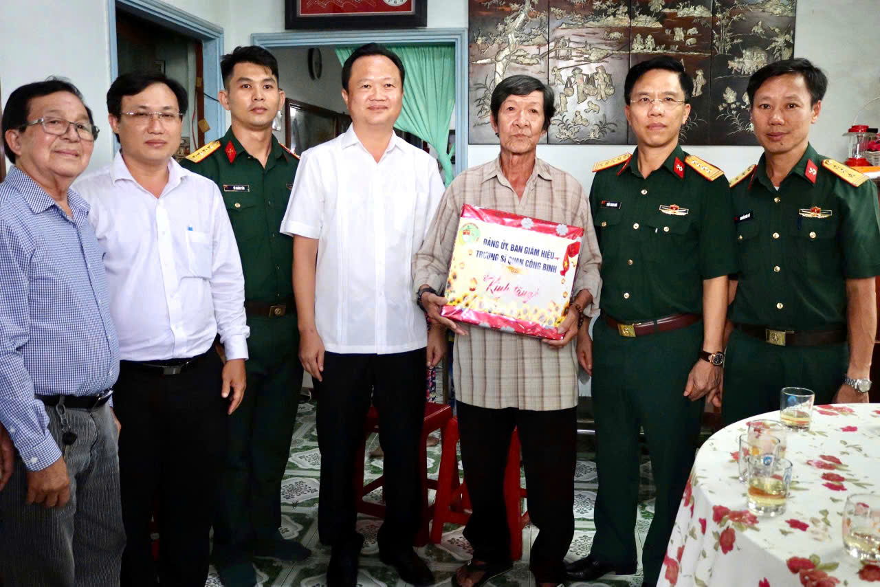 Phường Thủ Dầu Một phối hợp Trường Sĩ quan công binh thăm, tặng quà gia đình chính sách tiêu biểu nhân kỷ niệm 78 năm ngày Thương binh – Liệt sĩ