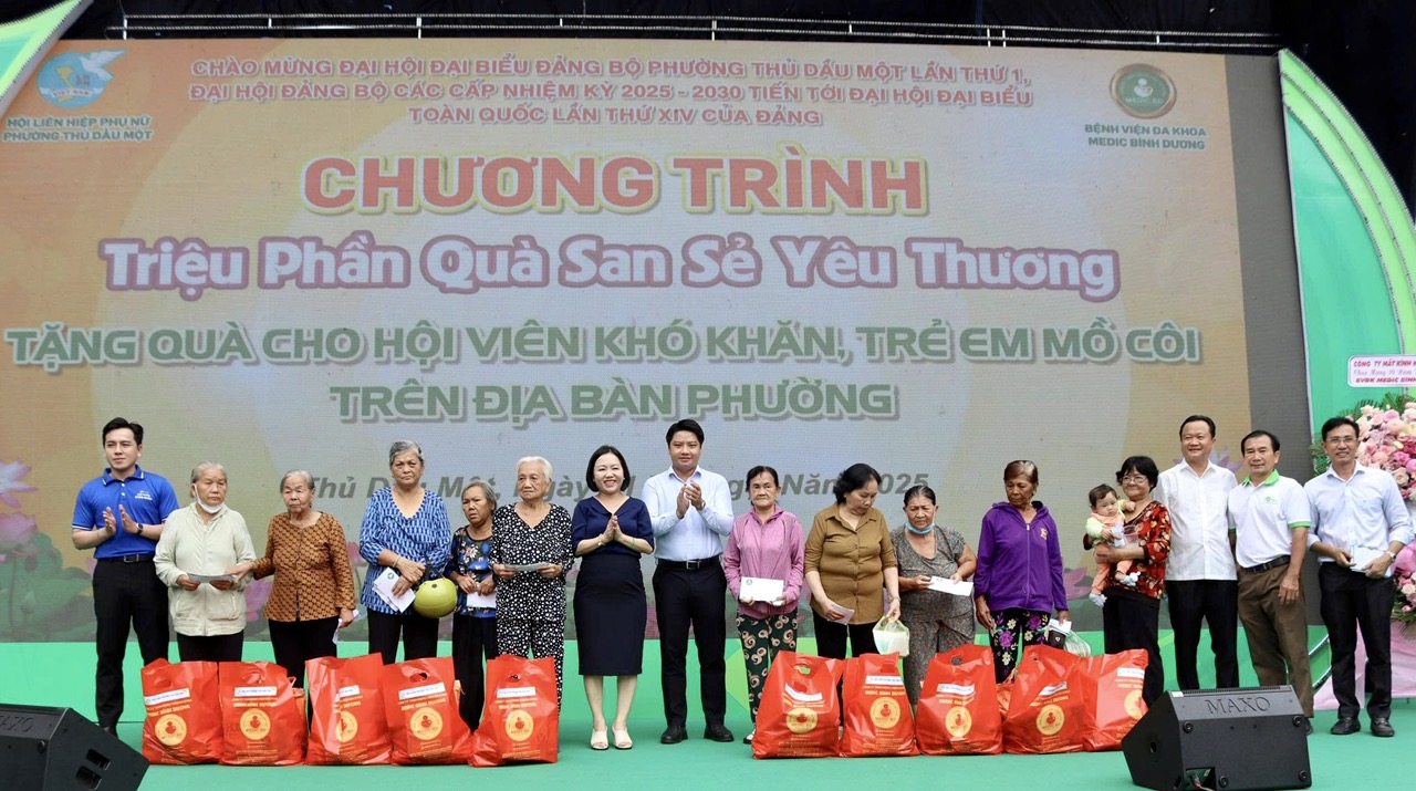 500 phần quà trị giá 1 tỷ đồng được trạo tặng tại chương trình “Triệu phần quà san sẻ yêu thương”