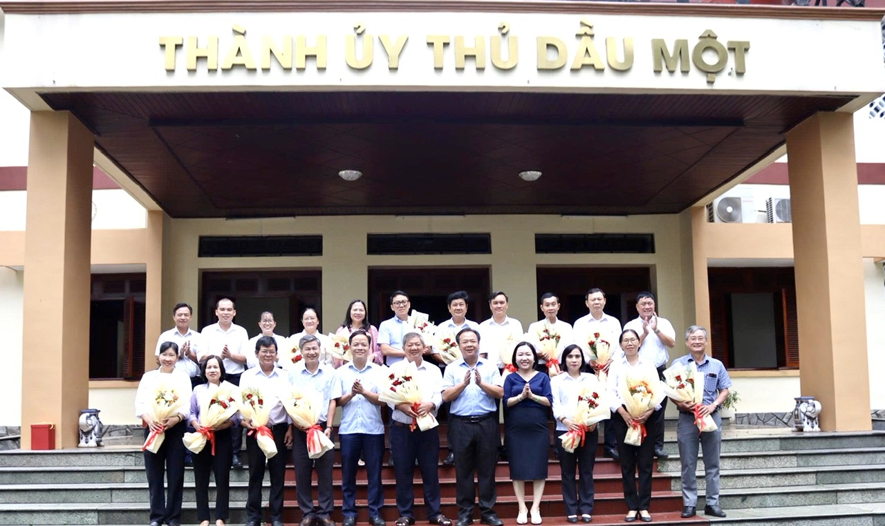 Thành ủy Thủ Dầu Một tri ân các đồng chí cán bộ quản lý thành phố và các phường nghỉ việc, nghỉ hưu theo quy định