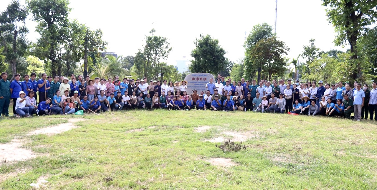 Phường Thủ Dầu Một phát động ra quân chăm sóc vườn cây chuyên đề - vườn cây bốn mùa
