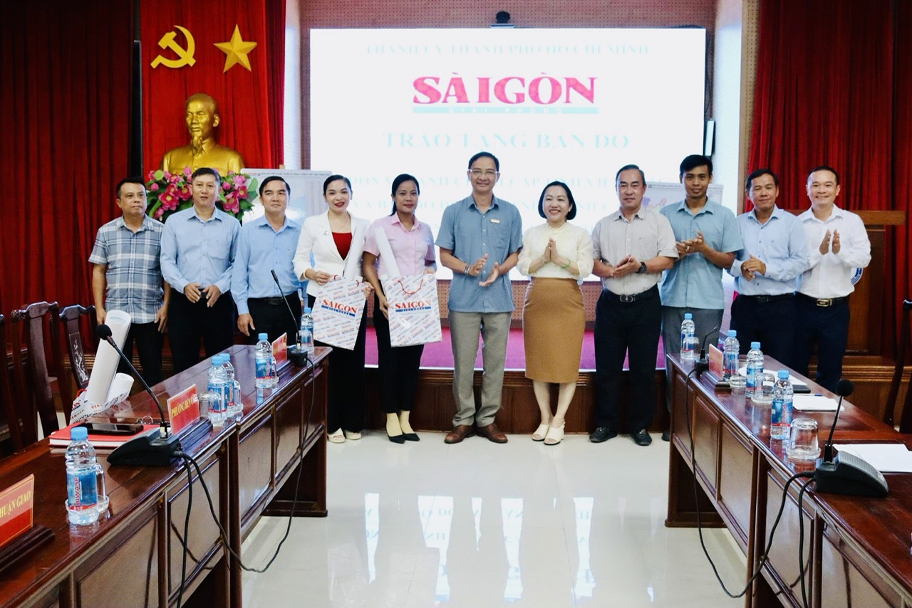 Báo Sài Gòn Giải Phóng trao tặng Bản đồ đơn vị Hành chính cấp tỉnh và Bản đồ đơn vị hành chính cấp xã cho 168 phường, xã, đặc khu thuộc thành phố Hồ Chí Minh