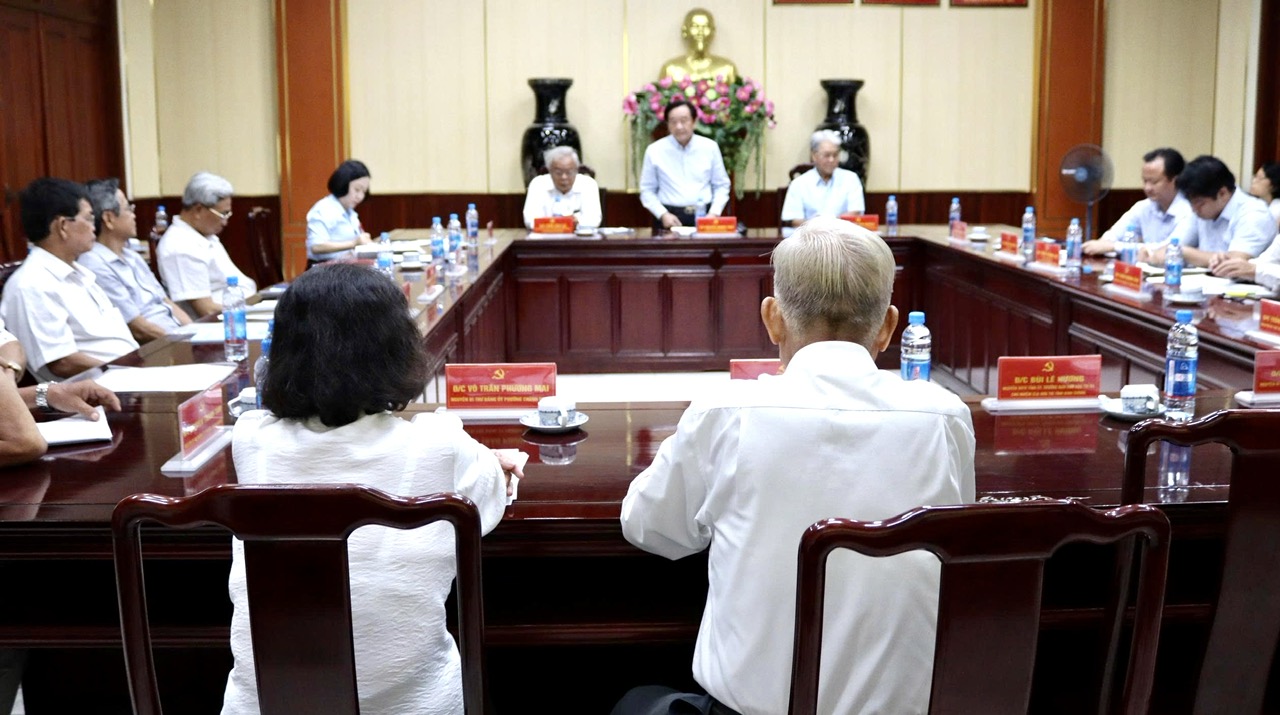Nhiều ý kiến tâm đắc của các đồng chí nguyên lãnh đạo qua các thời kỳ đã đóng góp cho Văn kiện đại hội đại biểu Đảng bộ phường Thủ Dầu Một lần thứ 1, nhiệm kỳ 2025-2030